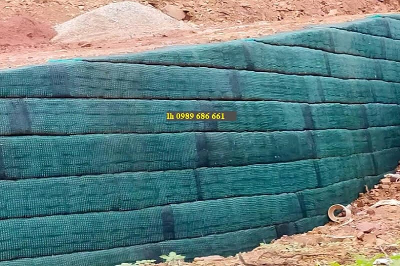 Lưới địa kỹ thuật polyester ứng dụng làm tường chắn đất có cốt
