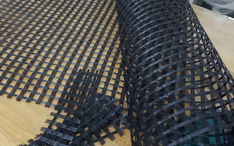 Lưới địa kỹ thuật được làm từ sợi thủy tinh hoặc sợi PET, nhựa PP và nhựa HDPE