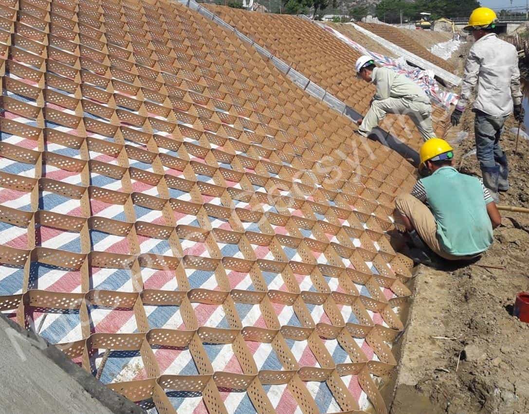 Ô ngăn hình mạng Neoweb 445-100 gia cố mái kênh đổ bê tông