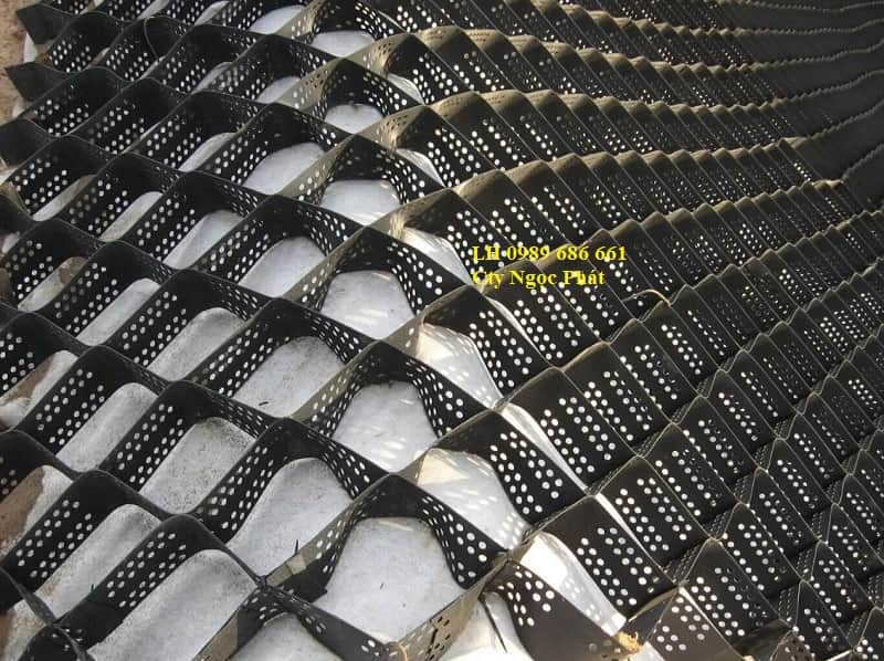 Thi công lắp đặt geocell cố định bằng cọc thép trên mái dốc