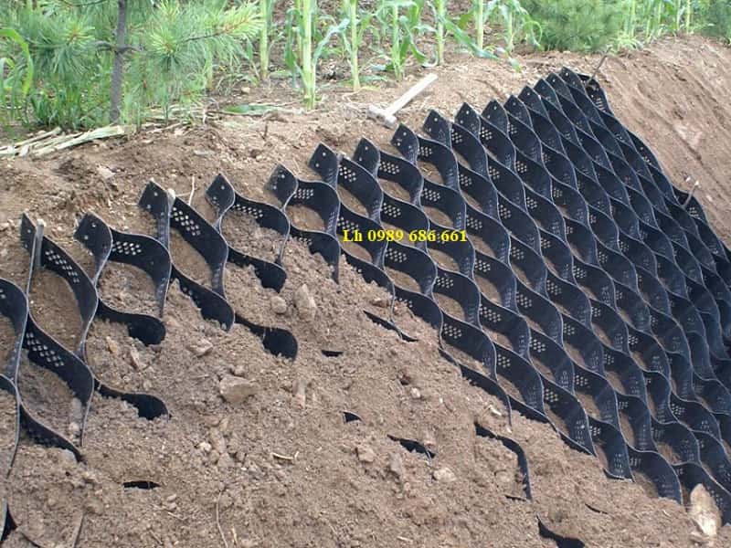 Thi công geocell trên mái dốc tại công trình giao thông nông thôn