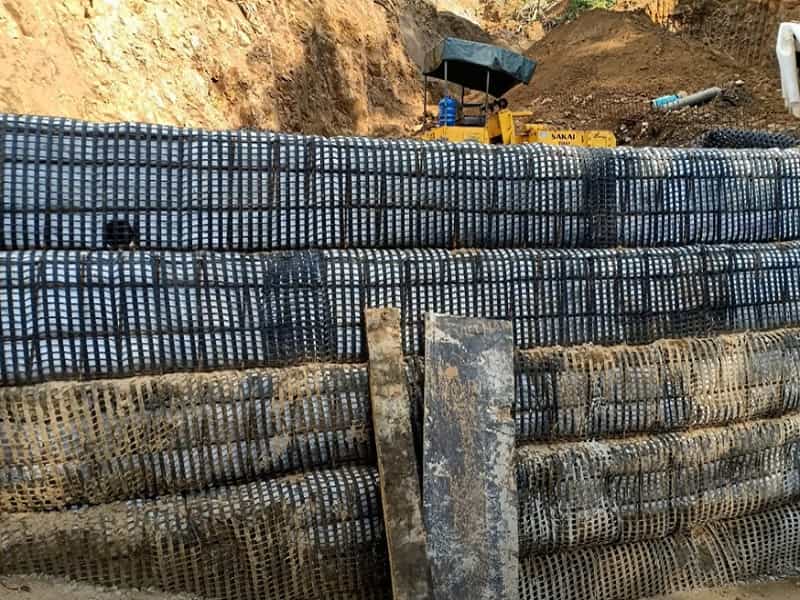 Thi công tường chắn MSE sử dụng lưới địa 200/30