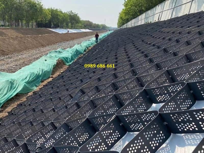 Thi công geocell trên mái dốc chống trượt và chống xói mòn