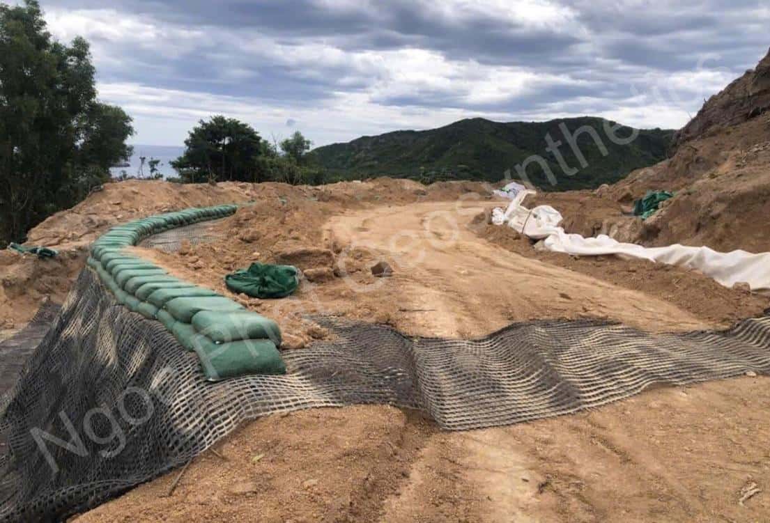 Cấu tạo tường chắn lưới địa kỹ thuật gồm lưới địa, bao địa, vải địa và đất đắp