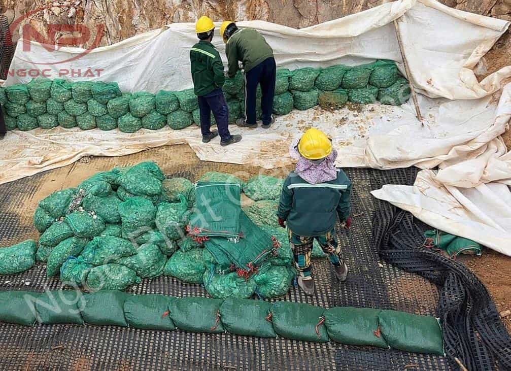 Lưới địa kỹ thuật bao địa và vải địa trong tường chắn MSE