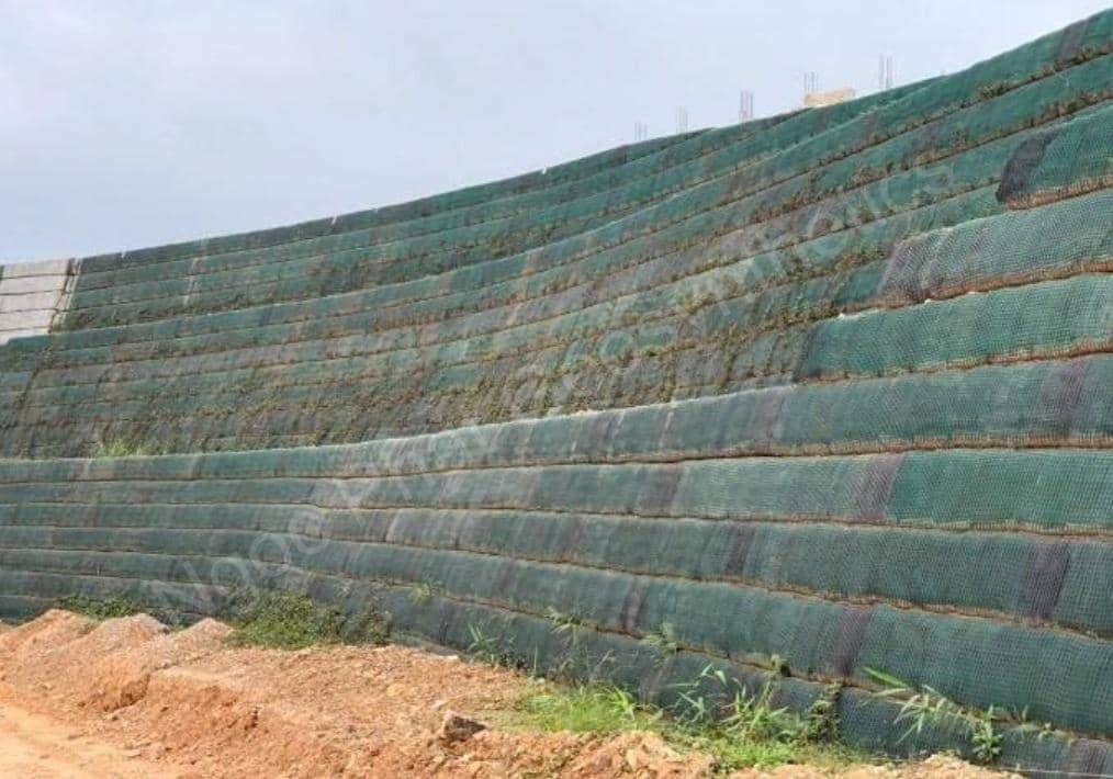 Thi công từng lớp lưới địa và đất đắp trong tường chắn có cốt MSE