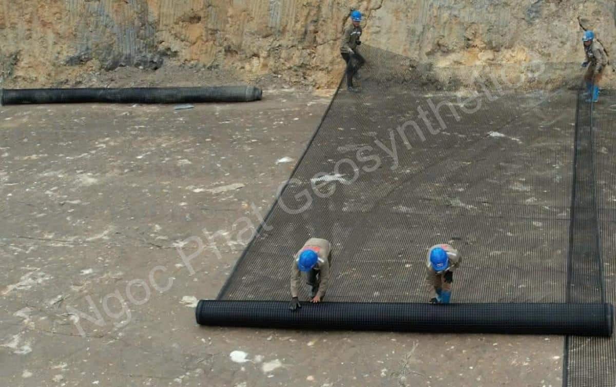 Trải cuộn lưới địa kỹ thuật PET trên công trường