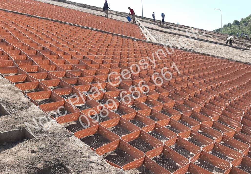 Neoweb 445-120 thi công trên mái dốc trồng cỏ