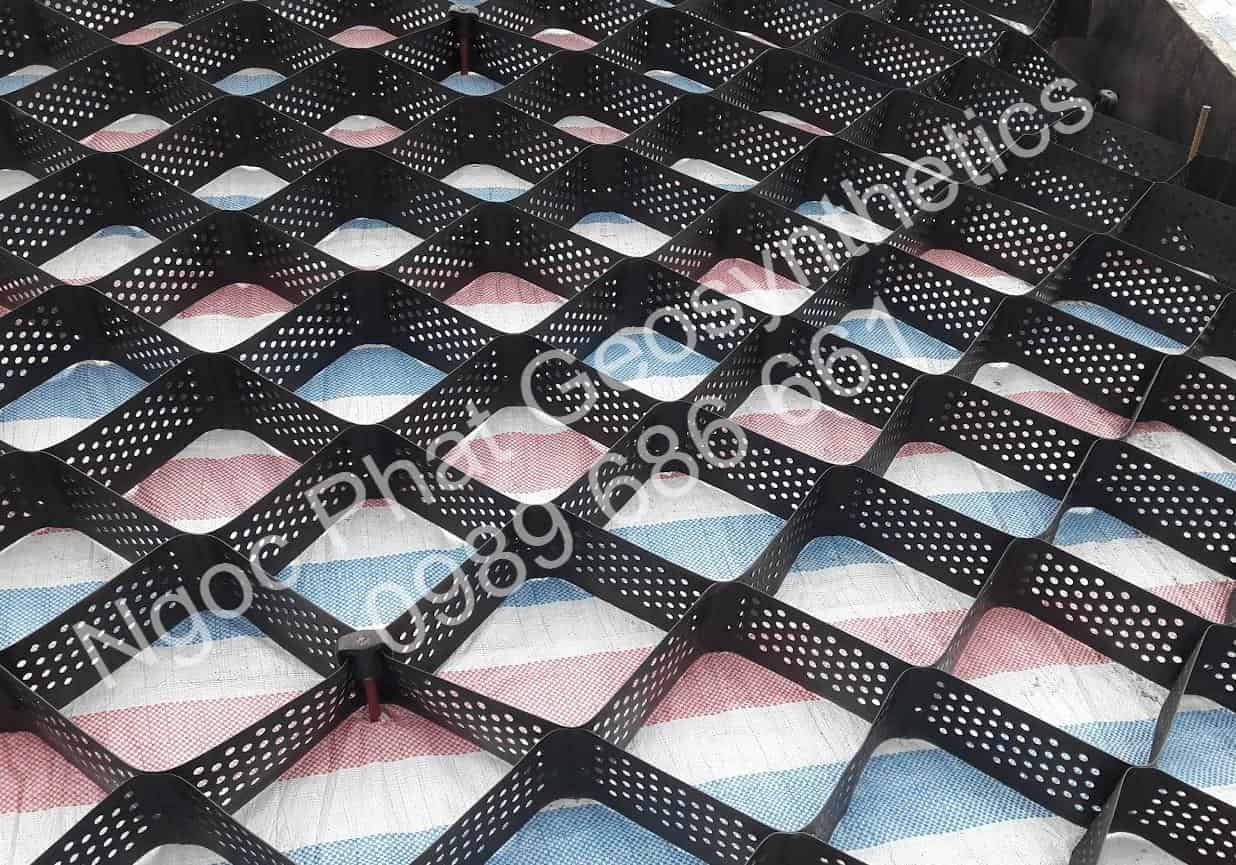 Neoweb 356-150 ứng dụng gia cố mái kênh có độ dốc lớn lượng mưa lớn