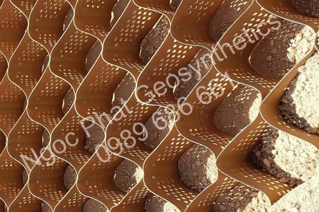 Ô ngăn hình mạng neoweb 660-150 gia cố nền đất yếu và mái dốc trồng cỏ, mái kênh