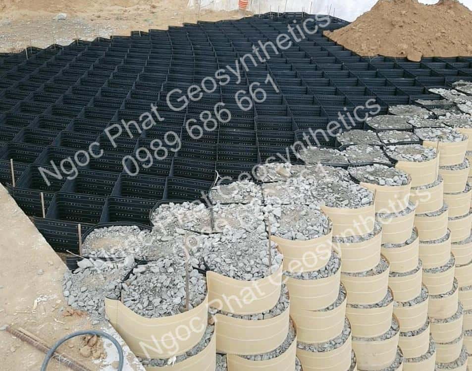 Thi công lắp đặt neoweb trong tường chắn đất neoweb