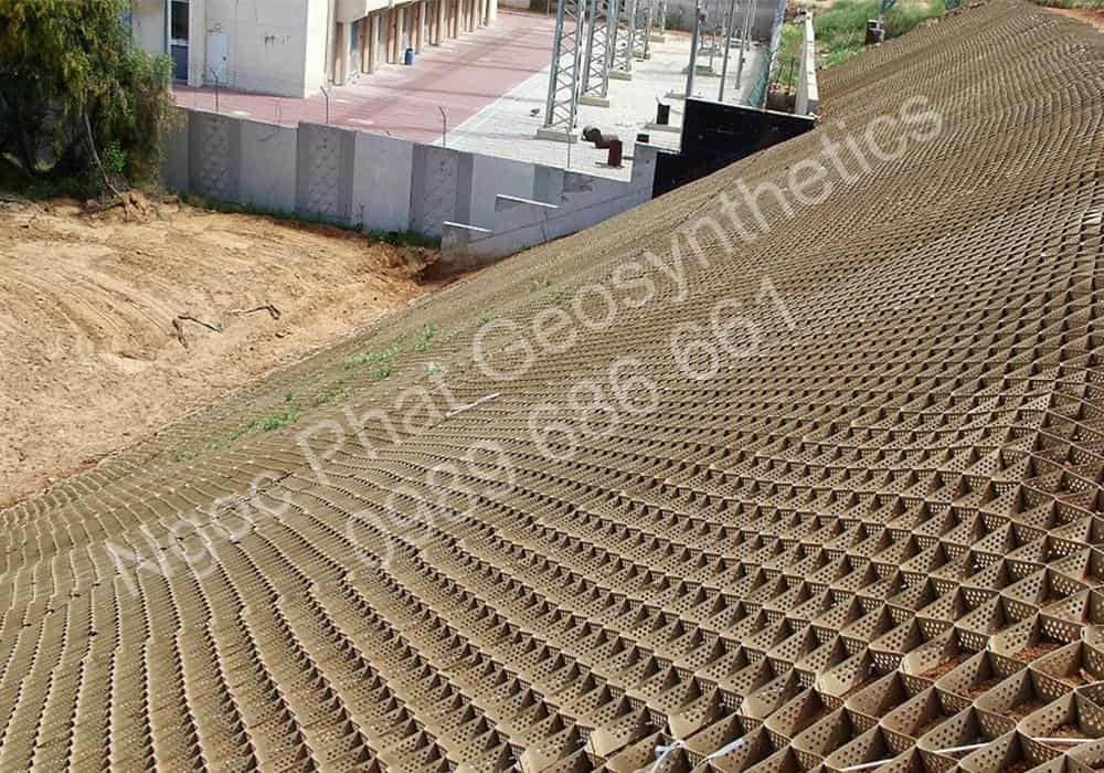 Thi công neoweb trên mái dốc trồng cỏ