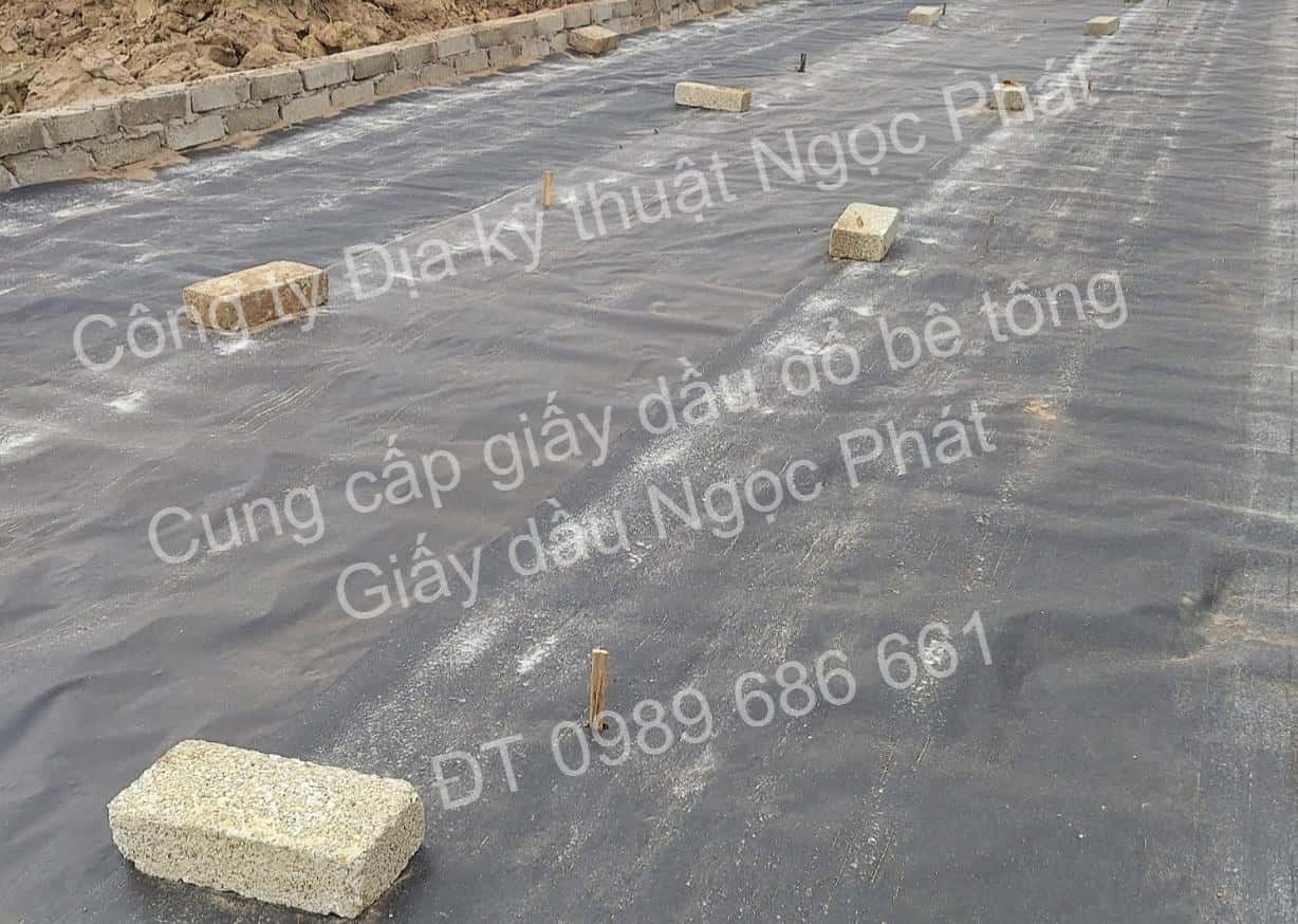 Giấy dầu để lót nền trước khi đổ bê tông