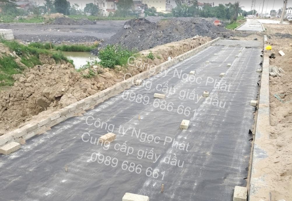 Trải giấy dầu trên nền vỉa hè bằng phẳng