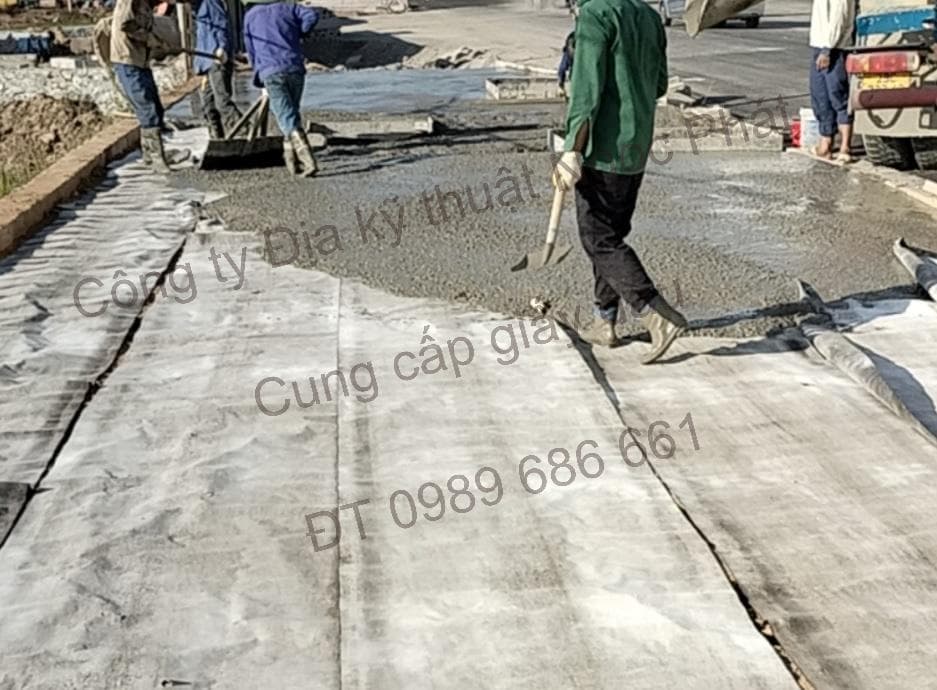 Thi công đổ bê tông trên lớp giấy dầu