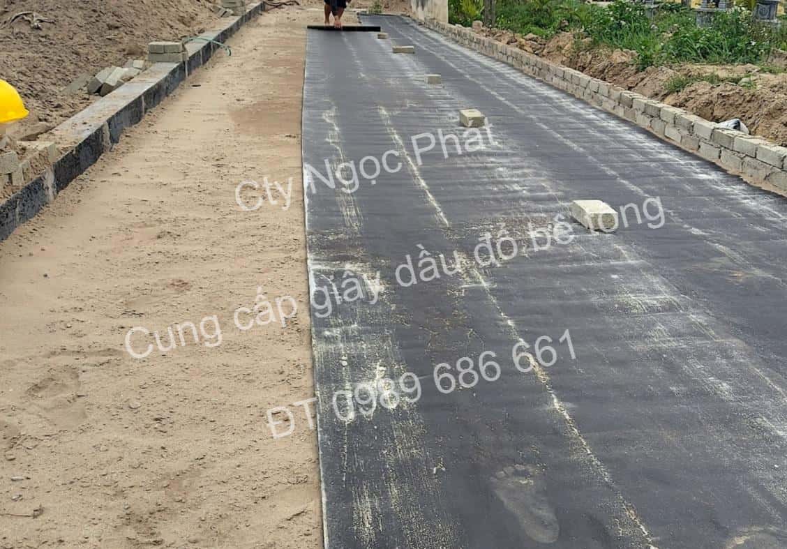 Chuẩn bị nền mặt bằng sạch sẽ trước khi trải giấy dầu
