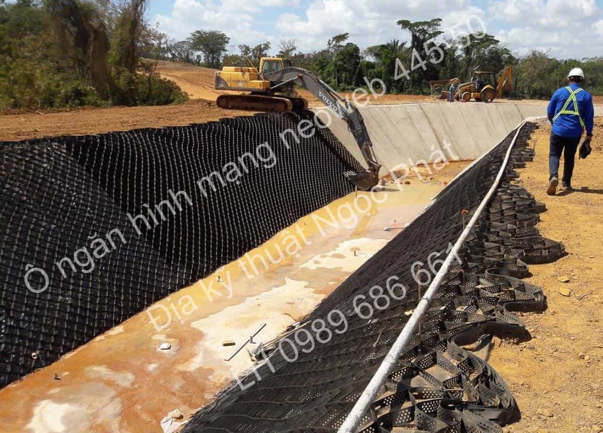 Ứng dụng Neoweb 445-50 chống xói mòn mái kênh